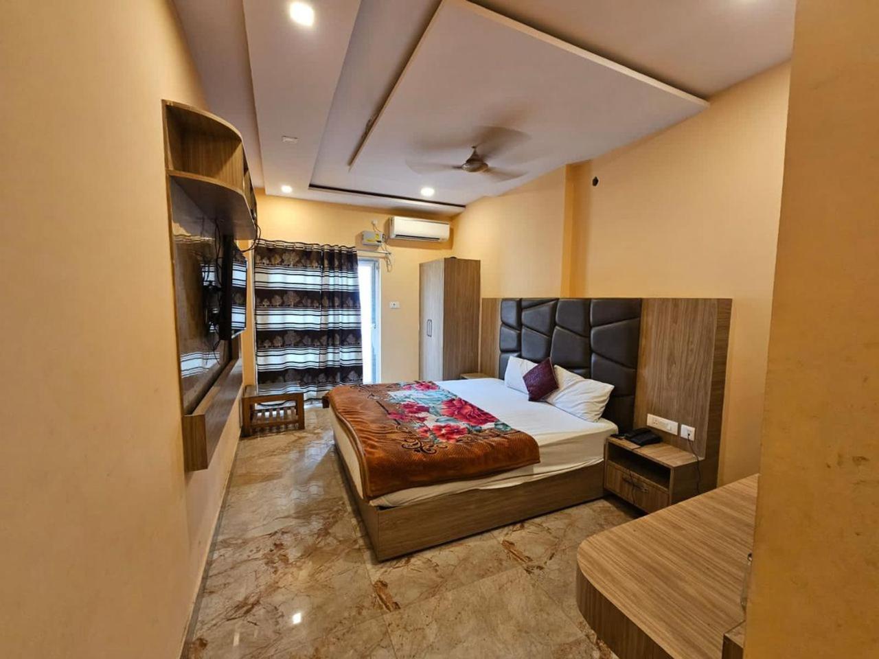 Hotel Aditya Inn Варанаси Екстериор снимка