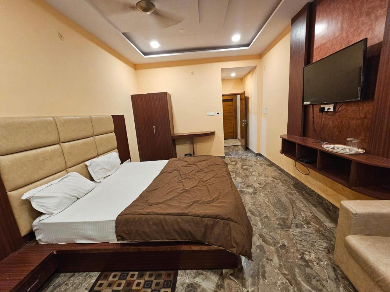 Hotel Aditya Inn Варанаси Екстериор снимка