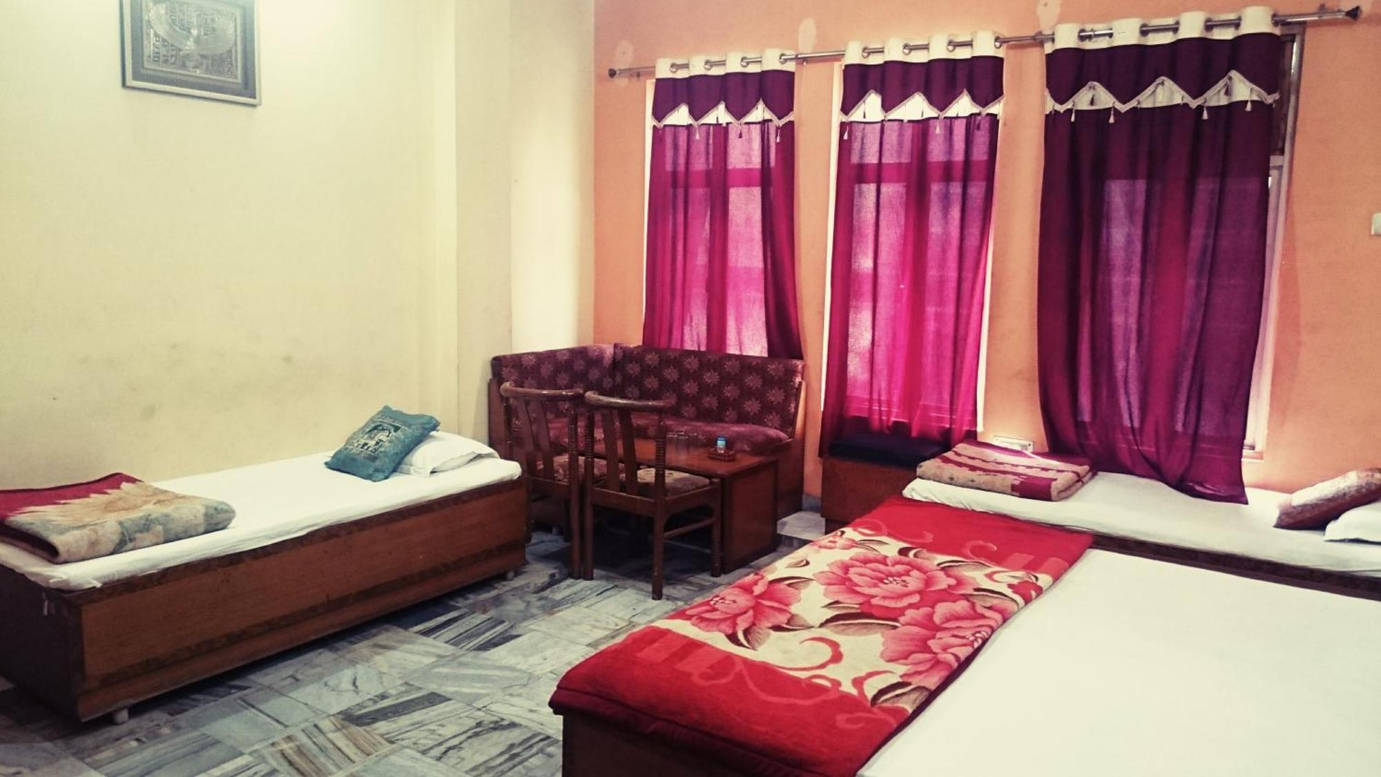 Hotel Aditya Inn Варанаси Стая снимка